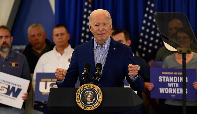 조 바이든 대통령이 17일 미국 펜실베니아주 피츠버그의 전미철강노조 본부를 찾아 연설을 하고 있다. /AFP 연합뉴스
