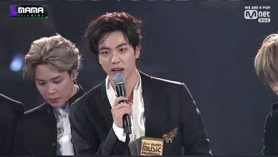2019 MAMA 시상식장에서 수상 소감을 말하고 있는 방탄소년단의 진./유튜브