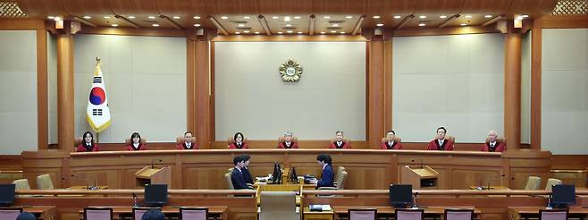 이종석(가운데) 헌법재판소장을 비롯한 헌법재판관들이 25일 서울 종로구 헌법재판소 대심판정에서 선고하고 있다. / 뉴스1