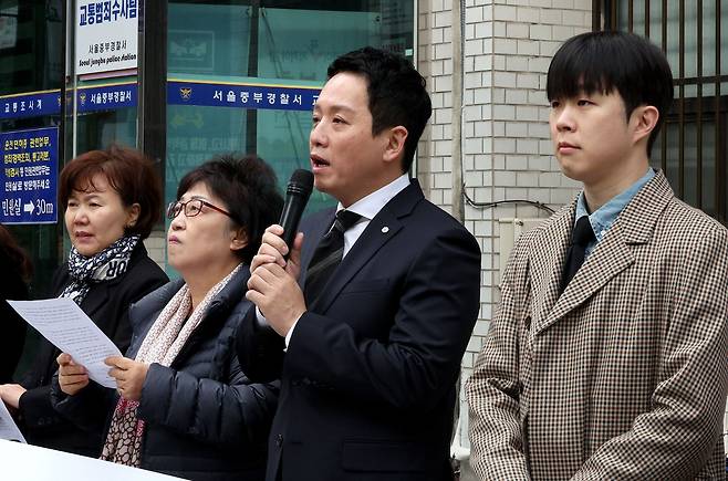 임태훈 군인권센터 소장이 서울 중구 서울중부경찰서에서 '김용원 군인권보호관의 수사의뢰 사건 경찰 소환 규탄 기자회견'을 하고 있다. /뉴스1