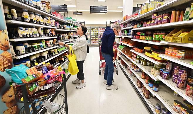 미국 캘리포니아주 로즈미드에 있는 한 소매점의 식품 코너에서 사람들이 쇼핑을 하고 있다. / AFP 연합뉴스