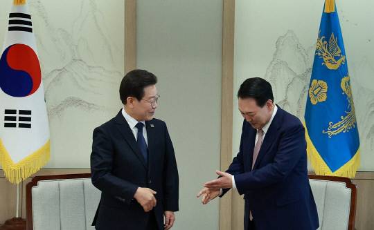 회담에서 만난 이재명 대표(좌)와 윤석열 대통령(우). 연합뉴스.