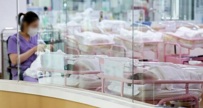 분기 출산율이 처음으로 0.6명대로 떨어지며 저출산 현상이 이어지고 있는 가운데 28일 오후 서울 시내 한 산후조리원 신생아실에서 간호사 등 관계자들이 신생아들을 돌보고 있다. ⓒ연합뉴스