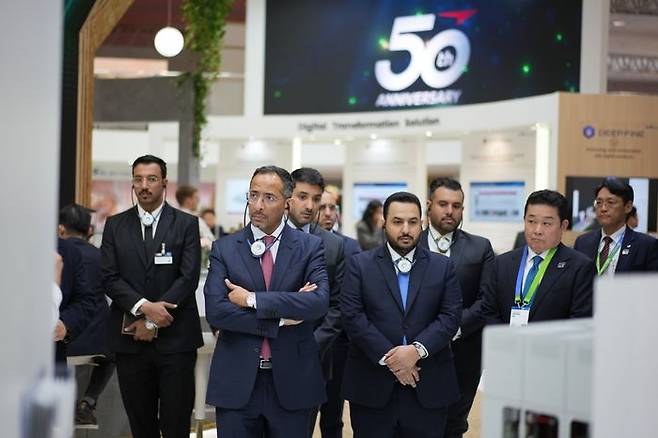 반다르 알 코라예프(Bander Alkhorayef) 산업광물자원부 장관(왼쪽 두번째) 등 사우디아라비아 정부 관계자들과 LS일렉트릭 김종우 사장(오른쪽 두번째)이 함께 LS일렉트릭 전시 부스를 둘러보는 모습ⓒ LS일렉트릭