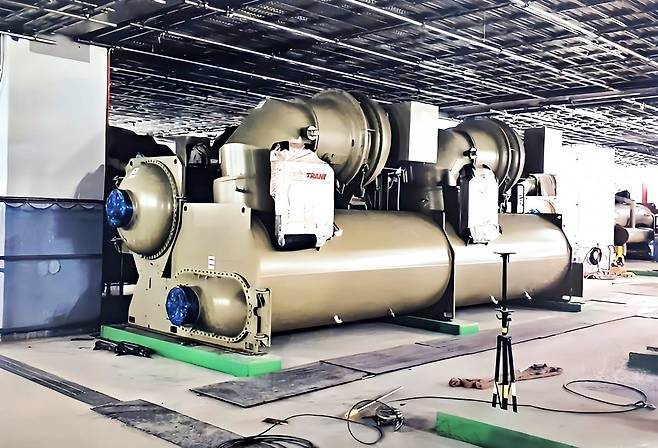 듀플렉스 타입 대용량 원심식 워터 칠러 현장 반입 및 설치 장면. 트레인공조㈜ 제공