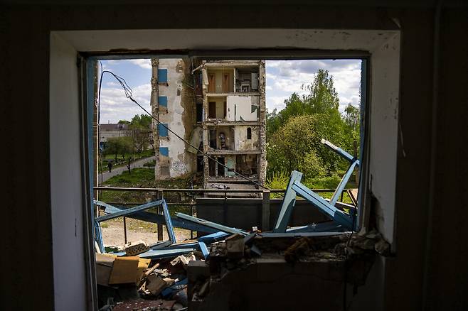 27일 러시아가 우크라이나 수도 키이우 북쪽의 보로디얀카를 폭격해 건물이 반파된 모습. 보로디얀카는 2022년 개전 초반에 러시아가 점령했던 지역이다. 최근 러시아는 공격 강도를 높이고 있다. AP 연합뉴스
