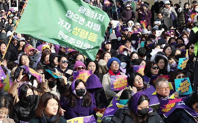 지난달 8일 오후 서울 청계광장에서 3·8 세계여성의날 기념 제39회 한국여성대회가 열리고 있다. 연합뉴스
