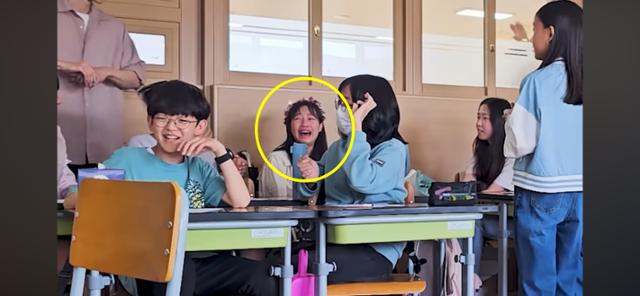 다리 수술을 마치고 한 달 만에 학교로 돌아온 경북 김천시 농소초등학교 6학년 이수아(노란색 원 안)양이 19일 친구들의 깜짝 환영 파티에 왈칵 눈물을 쏟고 있다. 유튜브 '창용쌤 글씨교실' 캡처