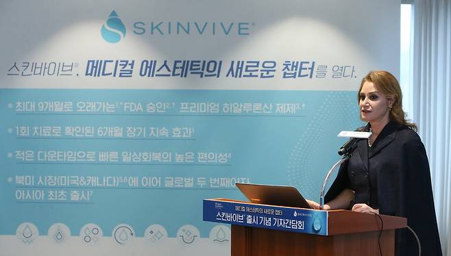 스위스 메디컬 에스테틱 클리닉의 마바 사파 박사가 임상 데이터에 기반한 스킨바이브의 효과를 설명하고 있다./사진=한국 엘러간 에스테틱스-애브비컴퍼니 제공