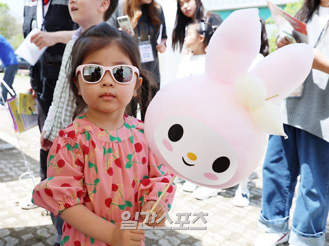 '2024 캠핑요리축제' 어린 참가자가 캐릭터 솜사탕을 들고 기념촬영을 하고 있다. 서병수 기자