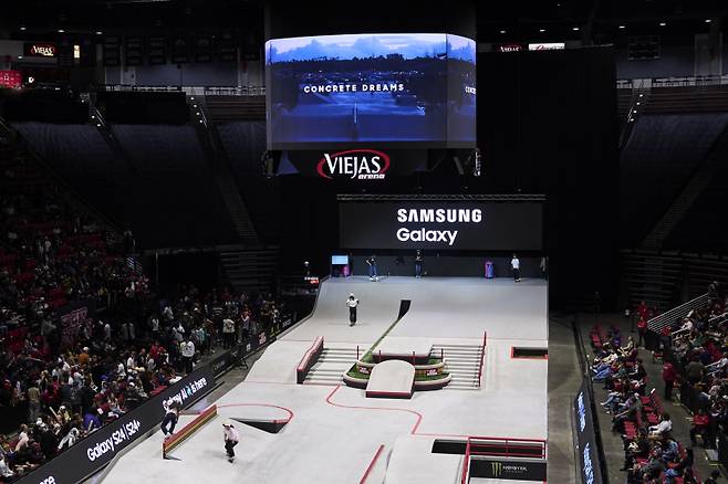 지난 20일(현지시간) 미국 샌디에이고에서 열린 '스트리트 리그 스케이트보딩' 결승전 중 삼성전자의 다큐멘터리 1부 '콘크리트 드림'이 상영되는 모습. 삼성전자 제공