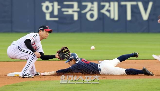 18일 오후 서울 잠실야구장에서 열린 프로야구 롯데와 LG 경기. 롯데 황성빈이 1회 레이예스타석떄 2루 도루하고있다. 잠실=정시종 기자 capa@edaily.co.kr /2024.04.18.