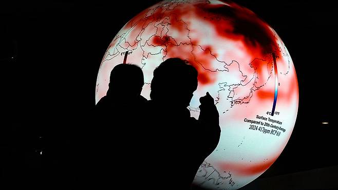 갑진년 새해를 사흘 앞둔 29일 대구 달성군 국립대구과학관에서 관람객이 2024년 기후 예측 모델이 표시되고 있는 SOS(Science On a Sphere) 시스템을 살펴보고 있다. 2023.12.29  [사진제공:연합뉴스]