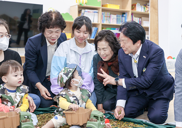 이병환 성주군수(오른쪽)가 29일 문을 연 성주형 24시 통합돌봄센터에서 아이들과 즐거운 한 때를 보내고 있다. [사진=성주군]