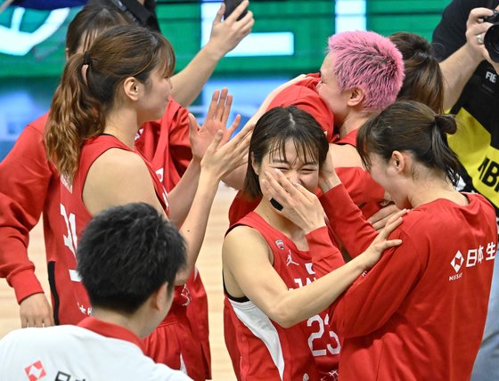 일본 여자 농구대표팀이 캐나다를 꺾고 파리올림픽 본선 진출을 확정한 뒤 기뻐하고 있다. 일본은 아시아 국가 중 유일하게 남녀 농구 올림픽 본선행 티켓을 따냈다. [AFP=연합뉴스]
