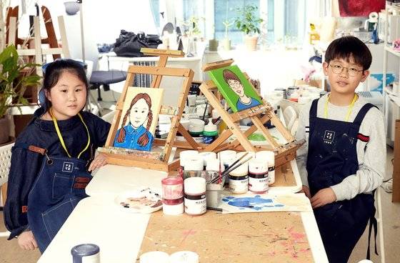 팝아트 초상화는 물감과 붓 외에도 콜라주·실크스크린 등 다양한 기법으로 제작할 수 있다.