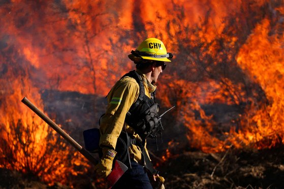 지난해 10월 31일(현지시간) 미국 한 소방관이 캘리포니아주 아광가 인근에서 발생한 산불 진화 작업에 나서고 있다. 로이터=연합뉴스