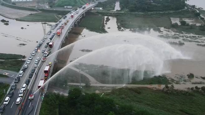미호천 제방 유실로 침수된 청주 오송 궁평2지하차도. 펌프를 이용해 배수 작업 중인 모습