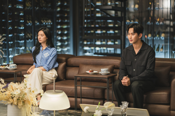 Actors Kim Ji-won, left, and Kim Soo-hyun in their respective roles of department store heiress Hong Hae-in and lawyer Baek Hyun-woo in tvN drama series "Queen of Tears" [TVN]