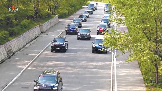 Six Toyota Land Cruiser 300s were spotted in North Korean leader Kim Jong-un’s 18-vehicle motorcade. [YONHAP]