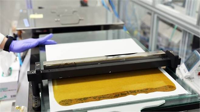 연구팀이 PBI 분리막 제조 시 용액형태 소재를 평판 위에 얇게 펼쳐 막 형태로 만드는 모습. 한국화학연구원