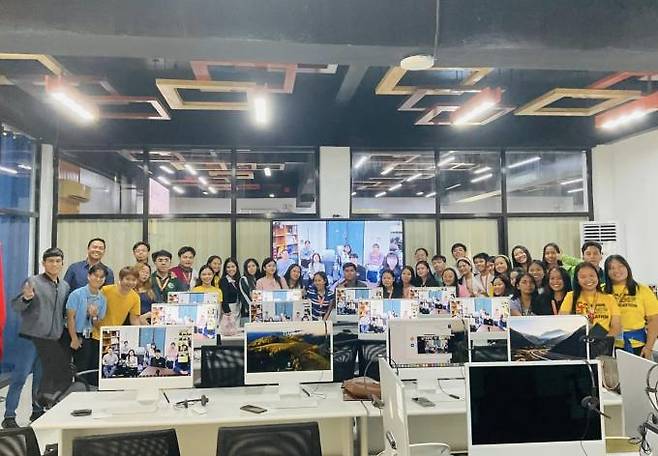 필리핀의 안티케대학교 교육영상 제작 프로젝트 온라인 시사회 사진. 뒤편 모니터에 대구대 학생들이 함께 인사하고 있다. 필리핀 안티케대학 제공