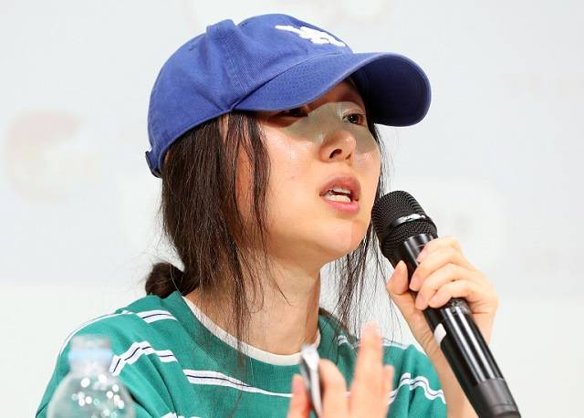 민희진 어도어 대표가 25일 오후 서울 강남구 한국컨퍼런스센터에서 열린 긴급 기자회견에서 입장을 밝히고 있다. 하이브는 22일 민희진 대표 등이 경영권 탈취 시도를 했다며 전격 감사에 착수한 것으로 알려졌다. 민 대표는 하이브의 또 다른 산하 레이블인 빌리프랩의 걸그룹 아일릿이 뉴진스를 카피했다는 공식입장으로 맞받아쳤다. 뉴시스