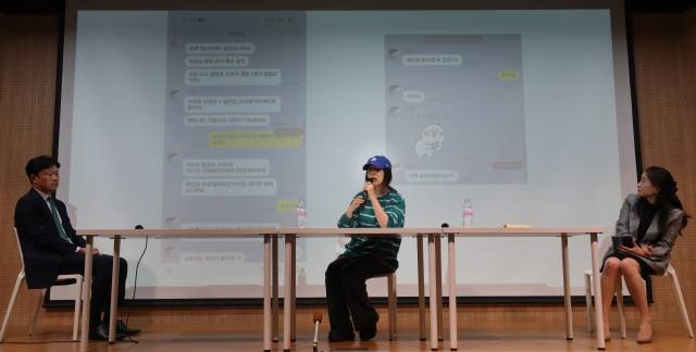 민희진 어도어 대표가 25일 오후 서울 강남구 한국컨퍼런스센터에서 열린 긴급 기자회견에서 방시혁 의장과 나눈 대화 공개하고 있다. 뉴시스