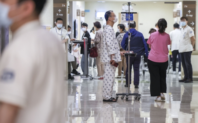 서울의 한 대학병원에서 환자들이 진료를 기다리고 있다. 뉴시스