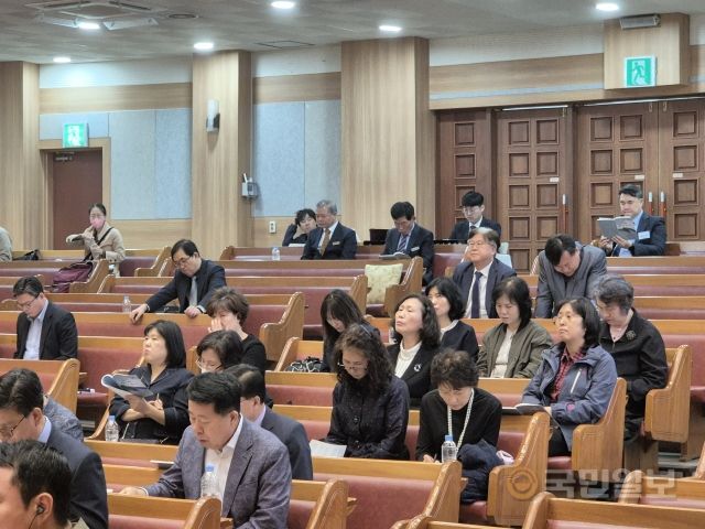 예장합동 여성사역자들이 29일 대전남부교회에서 열린 여성사역자 처우 개선 공청회에 참석해 발표를 듣고 있다.