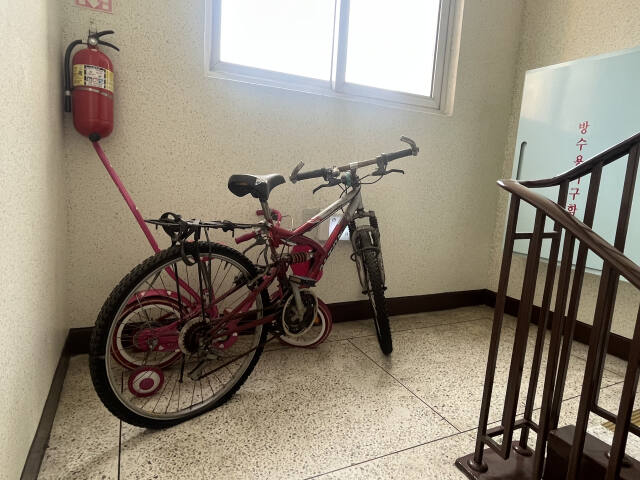 24일 오전 11시께 찾은 인천 남동구 한 아파트 층과 층 사이 공간에 자전거 2대가 놓여 통행을 방해하고 있다. 김샛별기자