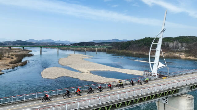 여주 강천보에서 강원 섬강길을 가기위해 자전거를 타는 라이더들. 여주시 제공