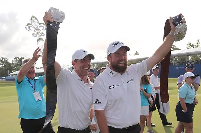 로리 매킬로이(왼쪽)와 셰인 라우리가 29일 열린 PGA 투어 취리히 클래식 시상식에서 챔피언 벨트를 함께 들어올리며 활짝 웃고 있다. AFP연합뉴스