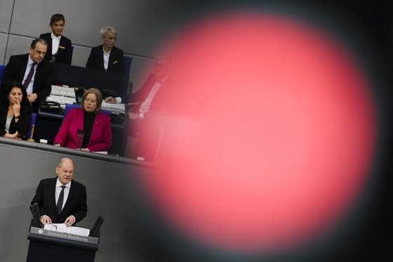 올라프 숄츠(맨 아래) 독일 총리가 지난해 11월, 독일 베를린 의회에서 독일 예산 위기에 대해 연설하고 있다. [AP=연합뉴스]