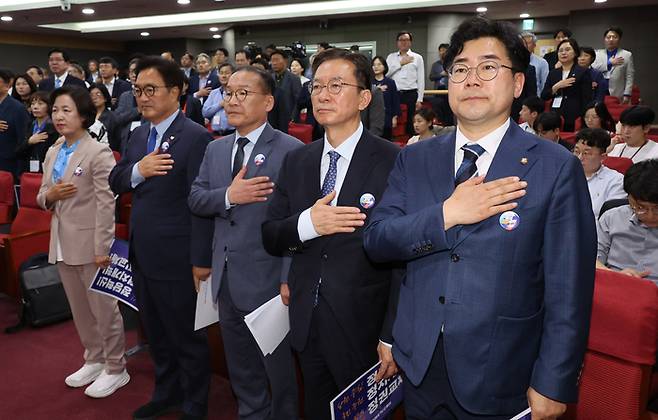 29일 국회에서 열린 더민주전국혁신회의 총선 평가 및 조직 전망 논의 간담회에서 참석자들이 국민의례를 하고 있다. 왼쪽부터 추미애 당선인, 우원식 의원, 강위원 당대표 정무특보, 정성호, 박찬대 의원. 2024.4.29 [사진 = 연합뉴스]