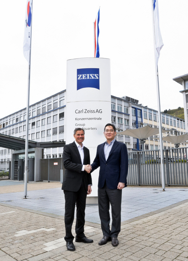 26일(현지 시간) 독일 오버코헨 ZEISS 본사를 방문한 이재용 삼성전자 회장이 칼 람프레히트 (Karl Lamprecht) ZEISS그룹 CEO와 악수하는 모습/사진제공=삼성전자