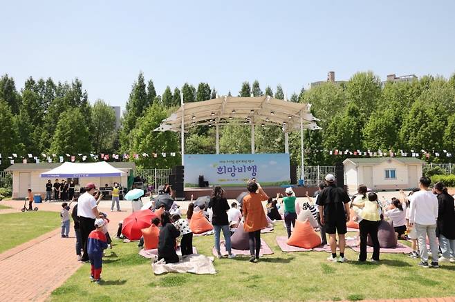 새마을금고중앙회가 지난 27일 서울 강남구 일원동 마루공원에서 소아암 어린이, 가족 등 300여명과 함께 '소아암 어린이 완치 희망행사'를 진행했다고 29일 밝혔다./사진제공=새마을금고중앙회
