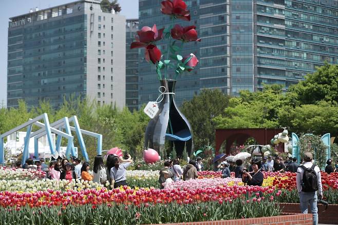 고양특례시 일산호수공원이 2024고양국제꽃박람회를 찾은 방문객들로 가득 찼다. / 사진제공=고양특례시