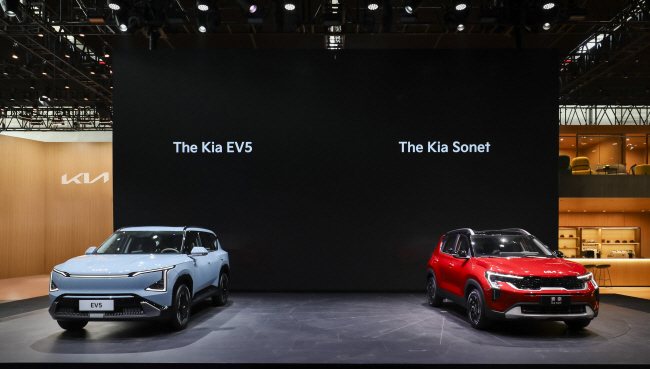 지난 25일(현지시간) 중국 베이징 중국국제전람중심 순의관에서 개막한 2024 베이징 국제 모터쇼에 기아의 준중형 전동화 SUV ‘EV5’(왼쪽)와 중국 현지 전략 모델인 소형 SUV ‘쏘넷’이 전시돼 있다.                          기아 제공