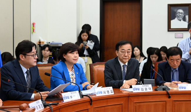 ‘5월 국회 개회’ 강공 29일 오전 국회에서 열린 더불어민주당 최고위원회의에 참석한 홍익표(왼쪽) 원내대표가 “여당이 5월 임시국회 개회를 반대하는 것은 본회의 협상 지연을 위한 정치적 이유 때문”이라며 일정 합의를 촉구하고 있다. 곽성호 기자