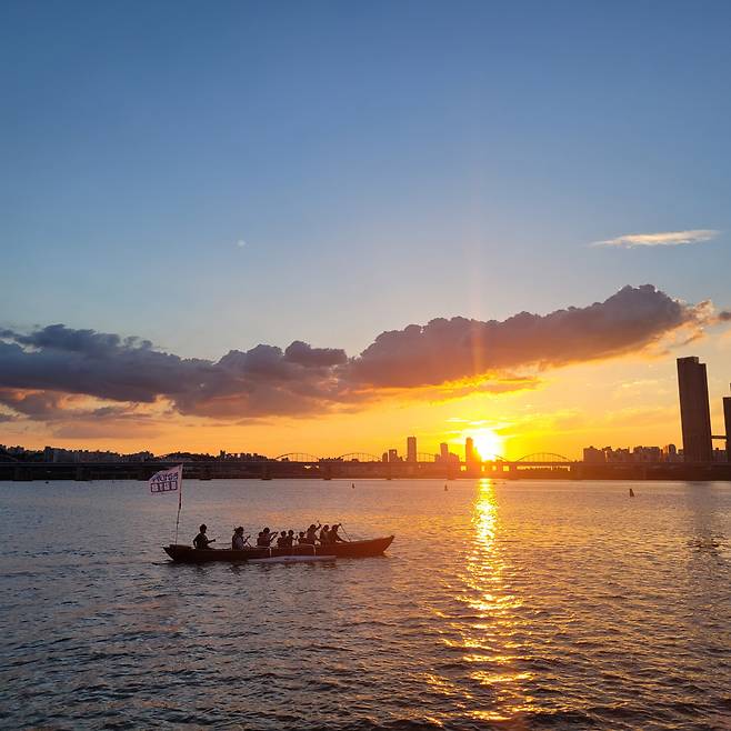 서울시는 5월~11월 한강공원 전역에서 120개의 다양한 문화·여가·레저 프로그램과 함께하는 한강페스티벌을 연다고 29일 밝혔다. 사진은 한강에서 펼쳐지는 카누 물길여행 장면.[서울시 제공]