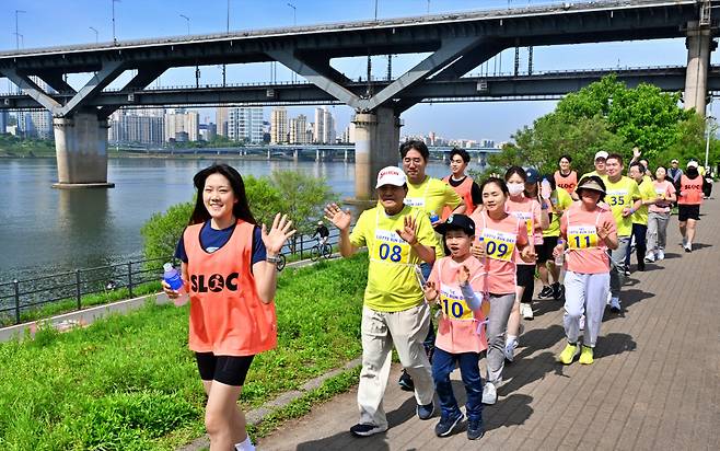 롯데백화점 ‘1st LOTTE Run-Day in 건대’ 행사에서 참가자들이 달리고 있다. [롯데백화점 제공]