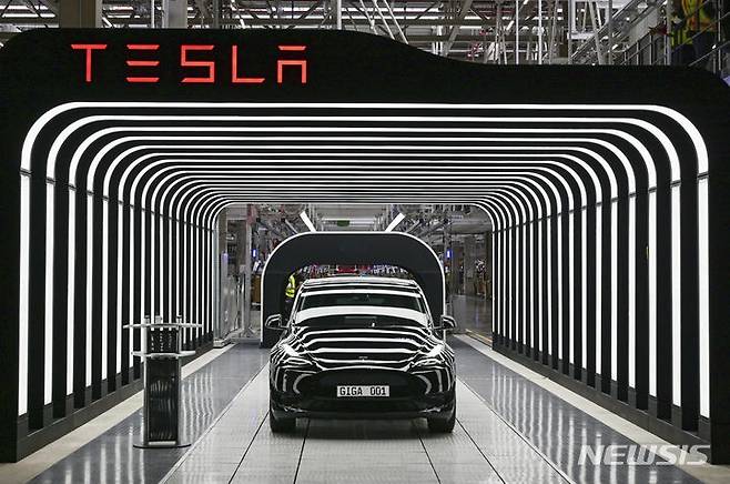 [베를린=AP/뉴시스] 미국 전기차 기업 테슬라가 중국에서 데이터 안전 요건 검사를 1차 통과했다. 사진은 2022년 3월22일(현지시각) 독일 베를린 인근 그륀하이데의 테슬라 공장에서 모델 Y 전기차가 컨베이어 벨트 위에 서 있는 모습. 2024.04.29.