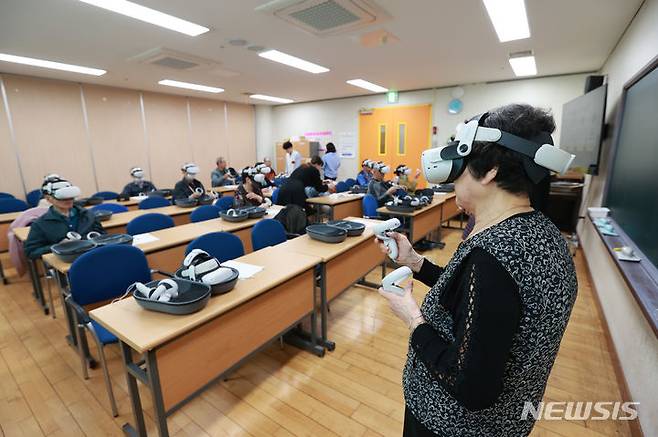 [용인=뉴시스] 어르신 안전을 위한 VR 가상 체험교육(사진제공=용인시)