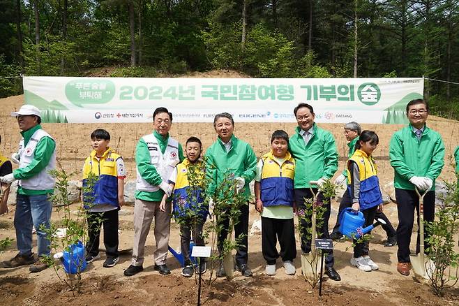 [춘천=뉴시스] 26일 남성현 산림청장(왼쪽서 다섯번째)이 국민참여 기부의 숲 조성 사업에서 참가자들과 나무를 심고 있다.(사진=산림청 제공) *재판매 및 DB 금지