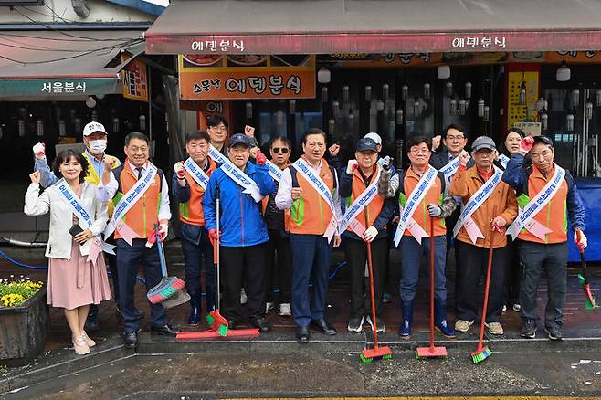 [대구=뉴시스] 대구시 남구는 봉덕신시장에서 상인회와 함께 '전통시장 클린데이' 행사를 개최했다. (사진=대구시 남구 제공) 2024.04.29. photo@newsis.com  *재판매 및 DB 금지