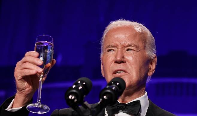 조 바이든 미국 대통령이 27일(현지시간) 미국 워싱턴DC의 호텔에서 열린 백악관 출입기자단 만찬에서 건배하고 있다. 연합뉴스