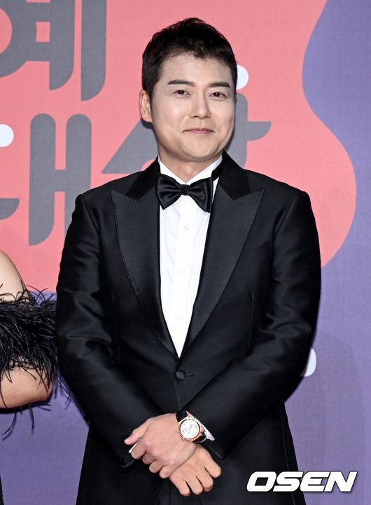 [OSEN=조은정 기자]2023 SBS&nbsp;연예대상 포토월 행사가 30일 서울 마포구 상암 SBS 프리즘타워에서 열렸다.방송인 전현무가 레드카펫을 밟으며 포즈를 취하고 있다. 2023.12.30/cej@osen.co.kr