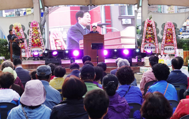 ▲성낙인 창녕군수가 '연지 봄빛 음악회'에서 인사말을 하고 있다.ⓒ창녕군