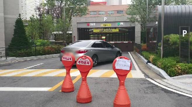 2018년 8월, 인천 송도 아파트 주차장 입구 가로막은 차. (사진=SBS 8뉴스)